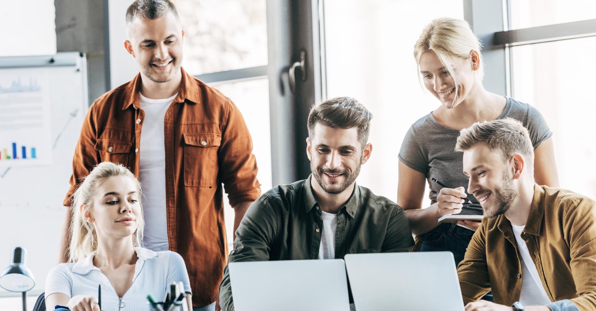 En grupp studerande samlade framför en dator för att ta del av undervisning på distans